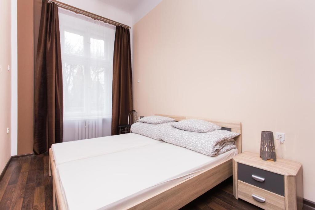New One World Hostel クラクフ エクステリア 写真